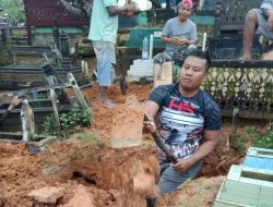 Kadivhumas Sampaikan Apresiasi Kapolri ke Anggota yang Jadi Penggali Kubur