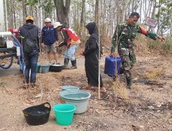 Upaya Atasi Kekeringan, Serda Suwandi Bantu Distribusikan Air Bersih