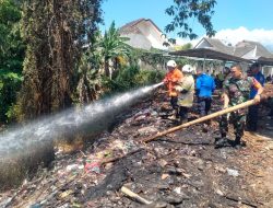 Sigap, Pasca Kebakaran Babinsa Koramil 0822/01 Bondowoso Bersihkan Puing-Puing di Area SMKN 4