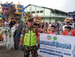 Babinsa Desa Mengok Kawal Aman Karnaval Santri Ponpes Nurul Jadid di Pujer