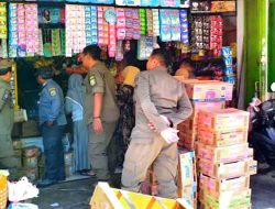 Stop Rokok Ilegal, Satpol PP Bondowoso Menyisir di Pertokoan Area Pedesaan Kecamatan Tegalampel