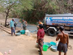Babinsa Kawal Bantuan Air Bersih dari Gubernur Jatim untuk Warga Botolinggo