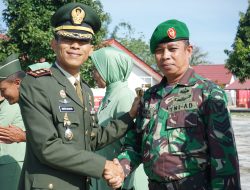 Dandim 0422/LB Letkol Inf Rinto Wijaya, S.A.P., M.I.Pol., M.Han., Berikan Piagam Penghargaan kepada Orang Tua Asuh Usai Pimpin Upacara Kesaktian Pancasila dan Korps Rapot Kenaikan Pangkat