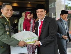 Pj Bupati Berikan Surprise Nasi Tumpeng kepada Dandim 0822 Bondowoso