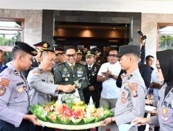 Sinergi TNI-Polri: Surprise Nasi Tumpeng Memperingati HUT TNI Ke-79 di Bondowoso