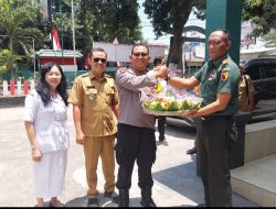 Meriahkan HUT Ke-79 TNI, Kapolsek dan Danramil Prajekan Bersatu dalam Kebersamaan