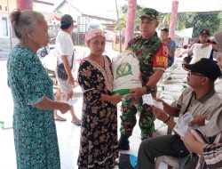Babinsa Kodim 0822 Bondowoso Dampingi Bapang Tahap Tiga Dari Pemerintah Melalui Bulog di Desa Mengok