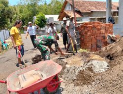 Babinsa Kodim 0822 Gotong Royong Warga, Bangun Pos Kampling di Desa Binaan