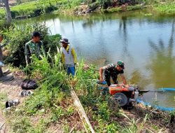 Babinsa Kodim 0822 Dukung Program Ketahanan Pangan Melalui Pompanisasi di Desa Binaan