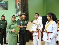 Dandim 0822 Bondowoso Serahkan Piagam Penghargaan kepada Atlet Berprestasi di Lomba Piala Panglima TNI 2024