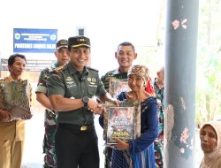 Dandim 0822 Bondowoso Bagikan Sembako kepada Warga dalam Peringatan HUT TNI ke-79