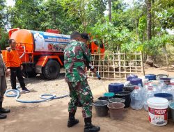Sinergi Tanggap Darurat Babinsa Kodim 0822 Dukung Pendropingan Air Bersih di Desa Binaan