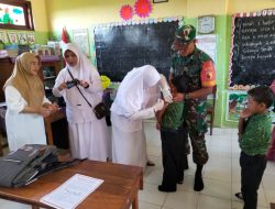 Kolaborasi Babinsa dan Tenaga Kesehatan Sukseskan BIAS di SDN Taman 2 Grujugan