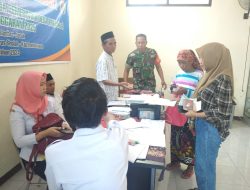 Babinsa Sumberjeruk Serahkan Sertifikat Tanah Warga, Tingkatkan Kepastian Hukum atas Kepemilikan Tanah