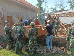 Sinergitas Penuh Makna: TNI, Polri, dan Warga Bersatu Bersihkan Puing Bencana di Desa Pakuwesi