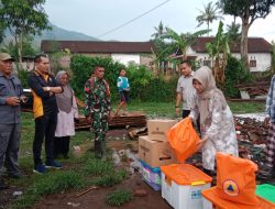 Bantuan Simbolis untuk Korban Puting Beliung, Danramil Curahdami: Kita Bersama Warga Membangun Kembali