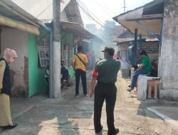 Bersama Petugas Puskesmas Babinsa 0822 Cegah Penyebaran Nyamuk Melalui Voging