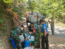 Babinsa Kodim 0822 Pendampingan dan Pendropingan Air Bersih untuk Warga Desa Botolinggo Bondowoso
