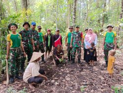 Babinsa Koramil Curahdami Bersama Warga Tanam Pohon Sukun, Rayakan HUT Brigif 9 Dharaka Yudha