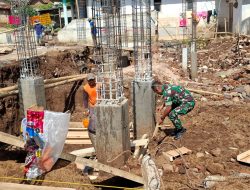 Babinsa 0822/07 Maesan Bondowoso Sertu Yandi Gunawan Bantu Warga Bangun Masjid Nurul Jadid