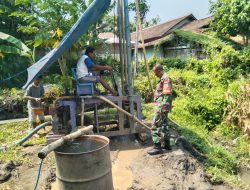 Babinsa Kodim 0822 Bondowoso Dampingi Warga Laksanakan Pengeboran untuk Ketahanan Pangan 2024