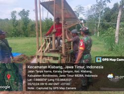 Babinsa Serma Afrianto Terjun Langsung Dampingi Pengeboran di Desa Karang Sengon Bondowoso