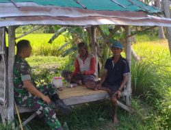 Babinsa Koramil 14 Prajekan Gelar Komsos untuk Meningkatkan Ketahanan Pangan di Desa Prajekan Bondowoso