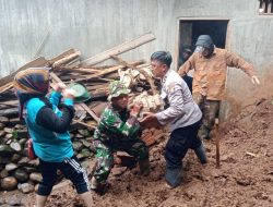 Serma Juwiyanto Babinsa Desa Sumber Tengah Binakal Bondowoso, Bersama Warga Bersatu Hadapi Bencana Alam