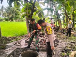Babinsa Prajekan Kawal Pembangunan Saluran Irigasi di Desa Binaan