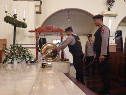 Tim Jibom Gegana Polda Jatim Lakukan Sterilisasi di Sejumlah Gereja Jelang Ibadah Natal