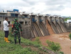 Pengecekan Debit Air Bendungan Samba, Babinsa Tapen Pastikan Kondisi Aman di Bondowoso