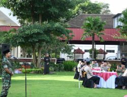 Dandim dan Kapolres Bondowoso Hadiri Coffee Morning di Ponpes Al Islah Bondowoso, Serahkan Sembako untuk Warga