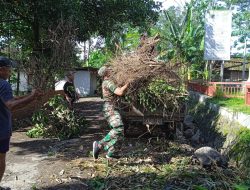 Babinsa Bersama Masyarakat Desa Pekauman Bondowoso Laksanakan Kerja Bakti Pembersihan Jalan
