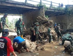 Babinsa Berperan Aktif dalam Tanggap Darurat Bencana di Tlogosari Bondowoso