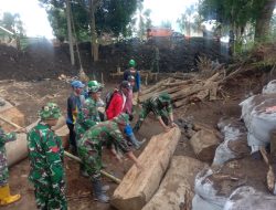Aksi Karya Bhakti Hari Kedua TNI, Polri, dan Masyarakat Bersatu Bangun Kembali Pasca Bencana Alam di Kabupaten Bondowoso