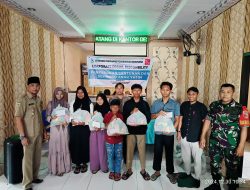 Babinsa 0822 Dampingi Penyaluran Bantuan Sembako kepada Anak Yatim di Desa Besuk Kabupaten Bondowoso