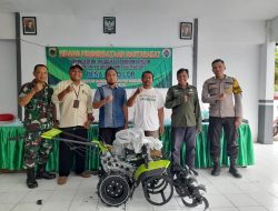 Babinsa Dampingi Pembagian Bantuan Alat Pertanian Kultivator kepada Kelompok Tani Desa Sucolor Kabupaten Bondowoso
