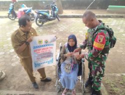 Pastikan Lancar dan Aman Babinsa Kodim 0822 Dampingi Penyaluran BLT DD Triwulan 4 TA 2024 di Desa Prajekan Loor Kabupaten Bondowoso