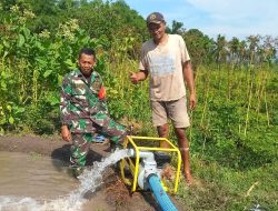 Hari Libur Beraktivitas, Babinsa Koramil 0822/04 Tenggarang Bantu Petani Alirkan Air Sawah