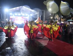 Meriahkan Malam Tahun Baru 2025, Dandim 0822 Hadiri Festival Tari dan Pawai Singo Ulung di Alun-Alun Bondowoso