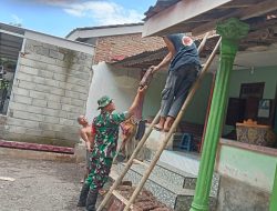 Semangat Gotong Royong: Babinsa Kodim 0822 Bondowoso bersama Warga Sukseskan Perbaikan Rumah
