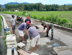 Bondowoso: Jalan Berlubang Mulai Diperbaiki, Babinsa Klabang Bersama Warga Gotong Royong