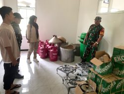 Babinsa Koramil Grujugan Perkuat Peran Dapur Sehat di Desa Dadapan Bondowoso