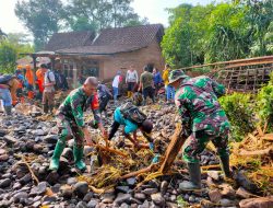 Karya Bakti Pasca Banjir Bandang: Sinergitas TNI POLRI dan Instansi di Maesan Bondowoso