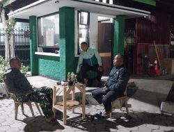 Keamanan Desa Gambangan Terjaga: Sertu Yandi Patroli dan Lakukan Komunikasi Sosial dengan Satpam