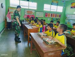 Babinsa Kelurahan Badean Dampingi Distribusi Makanan Sehat di Bondowoso