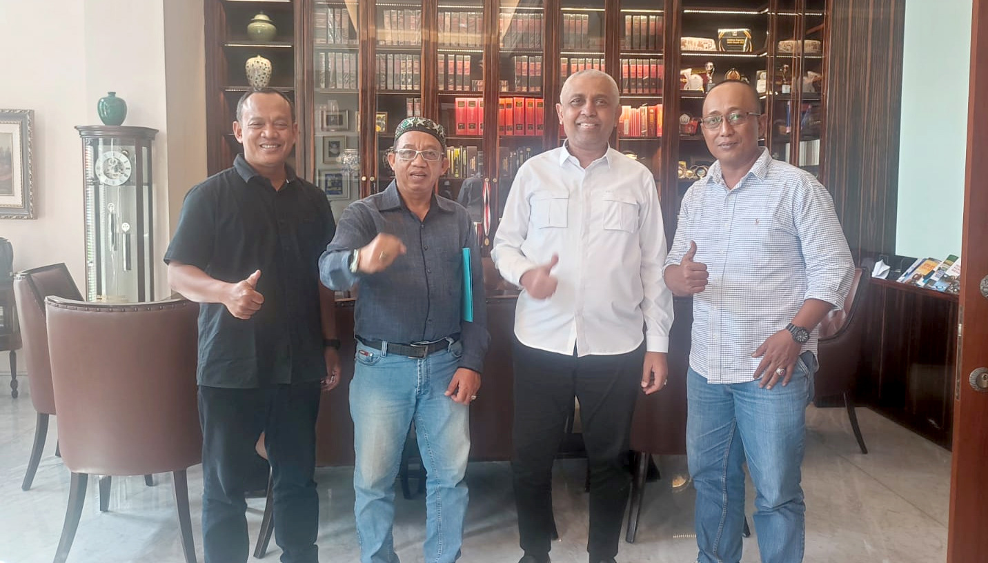 Pengurus SMSI Jatim melaporkan kesiapan Musprov kepada Ahmad Riyadh PhD, Ketua Dewan Penasehat SMSI Jatim. (Fodo. Dok. Editor)