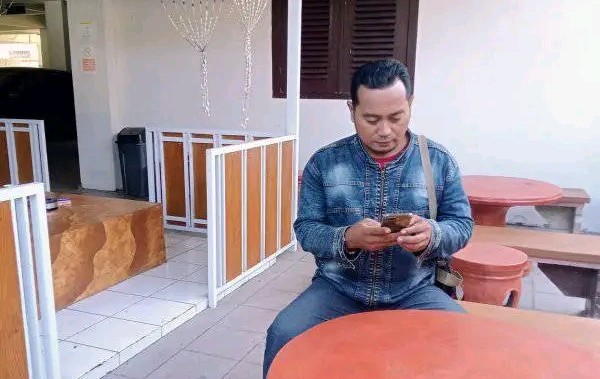 Direktur media Klik Today saat santai pasca acara penyerahan sertifikat dan ID Card UKW oleh Ketua SMSI Kabupaten Bondowoso. Jumat 28 februari 2025. (Foto. Dok: kliktoday)