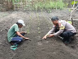 Wujudkan Ketahanan Pangan, Bhabinkamtibmas Polres Nganjuk Ajak Warga Manfaatkan Lahan Sela