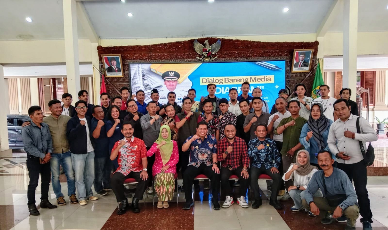 PJ Bupati Bondowoso, PLH Sekda Bondowoso bersama insan Pers di Pendopo Bupati Raden Bagus Assra. Kamis 13 Februari 2025. (Foto. Dok: kliktoday)